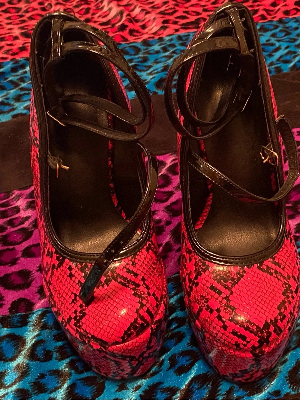 Women's Hot Pink Snake-Print Platform Wedges